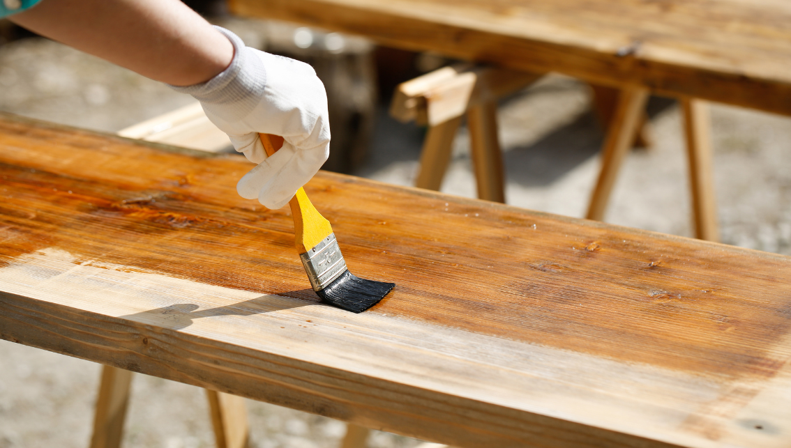 S&#229;dan forbereder du tr&#230; til maling eller bejdse